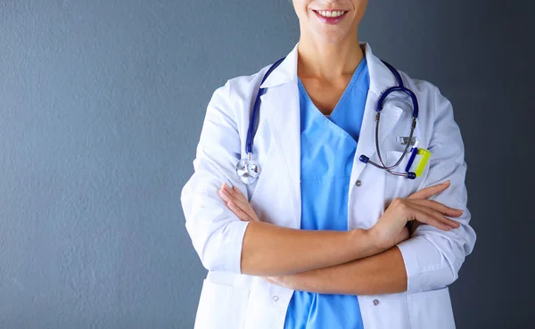 Portrait de jeune femme médecin avec manteau blanc debout à l'hôpital. — Photo