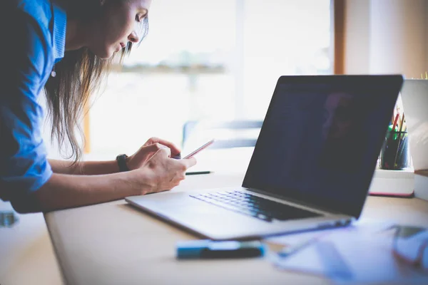 Mulher de negócios jovem bonita sentada na mesa do escritório e falando no telefone celular. Mulher de negócios — Fotografia de Stock