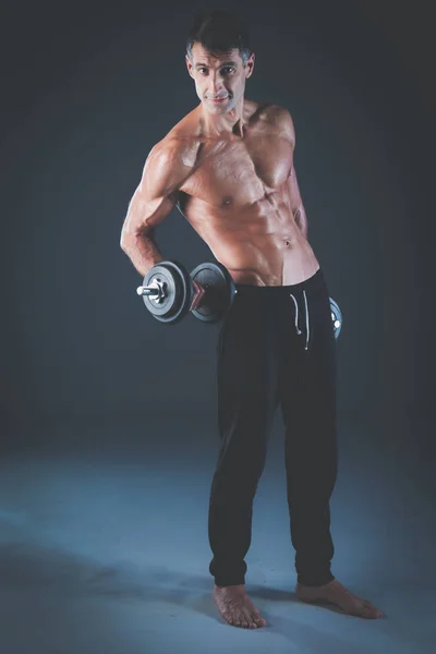 Beau musclé qui s'entraîne avec des haltères. Instructeur de fitness personnel. Formation personnelle . — Photo