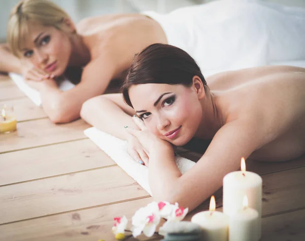 两个年轻漂亮的女人在水疗中心放松和享受。两个年轻美丽的女人放松 — 图库照片