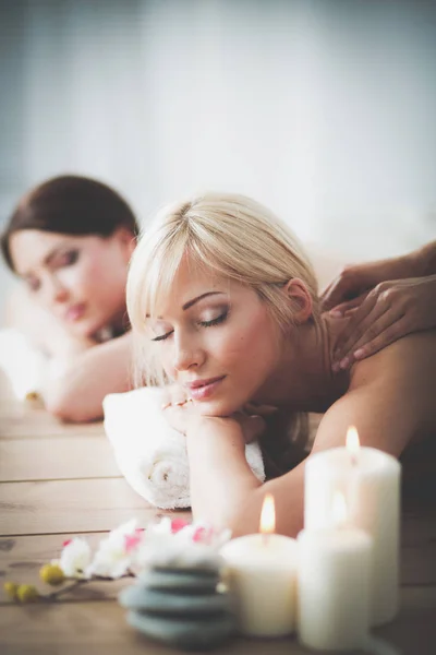 Deux jeunes belles femmes se détendent et profitent du spa. Deux jeunes belles femmes relaxantes — Photo