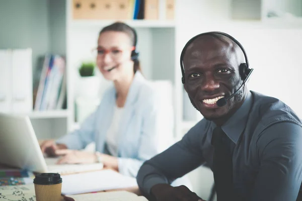 Portrait d'un jeune homme d'affaires afro-américain avec casque. — Photo