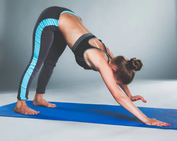 Ritratto di ragazza sportiva che fa esercizio di stretching yoga. yoga — Foto Stock