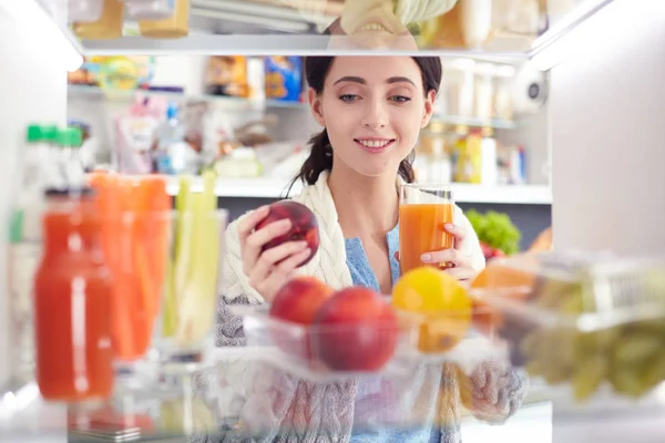 Zakenvrouw stuurt bericht met smartphone zittend op kantoor — Stockfoto