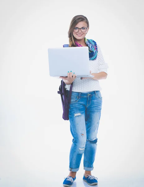 Улыбающийся подросток с ноутбуком на белом фоне. Студент . — стоковое фото