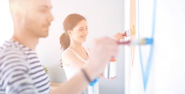 Mutlu çift yeni ev, yeni ev yenileme boyama