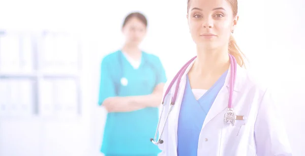 Retrato de la doctora de pie con estetoscopio médico en el hospital — Foto de Stock