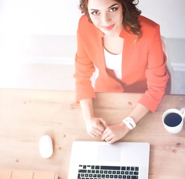 Aantrekkelijke vrouw aan het bureau, werkend met laptop computer — Stockfoto