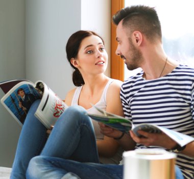 Yeni evde hareketli kutular ile odasında genç mutlu çift