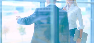 Başarılı iş takım ayakta Office gülümseyerek. iş