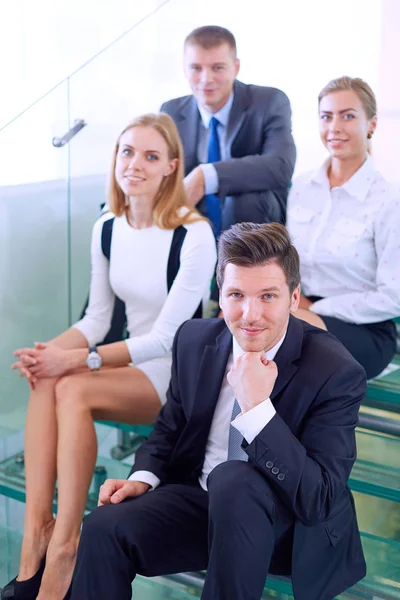 Porträtt av ung affärsman i tjänst med kollegor i bakgrunden. Porträtt av ung affärsman. — Stockfoto