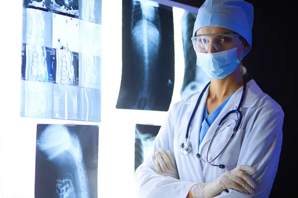 Obrázek atraktivní ženy lékař při pohledu na rentgenové výsledky. — Stock fotografie