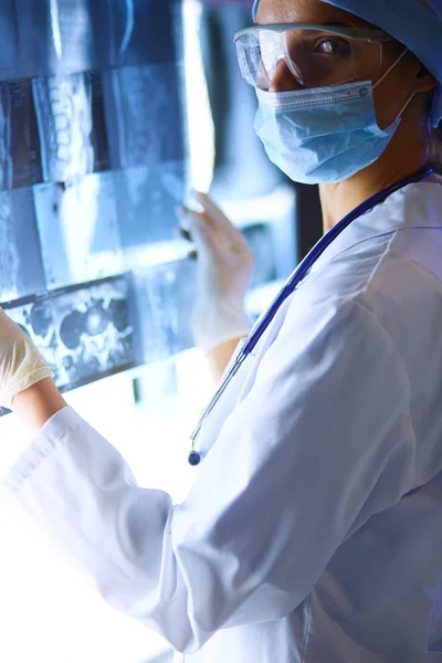 Dos mujeres médicas que miran rayos X en un hospital. — Foto de Stock