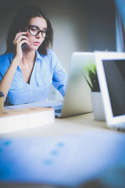 Belle jeune femme d'affaires assise au bureau et parlant sur un téléphone portable. Femme d'affaires — Photo