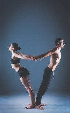 Genç çift Acro yoga mat Studio birlikte uygulamak. Acroyoga. Çift yoga. Ortak yoga.