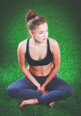 Otların arasında - spor sonra yorgun kadın sakin ol. Sakin ol.