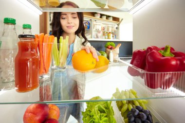 İş kadını ofiste oturan akıllı telefonuyla mesaj gönderiyor.