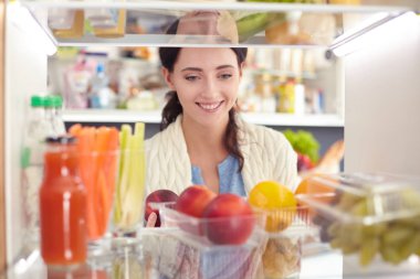 İş kadını ofiste oturan akıllı telefonuyla mesaj gönderiyor.