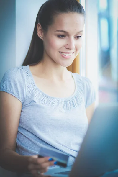 Joven hermosa mujer usando una computadora portátil en casa. Joven hermosa mujer . —  Fotos de Stock