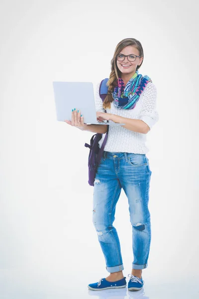 Adolescente sonriente con portátil sobre fondo blanco. Estudiante . — Foto de Stock