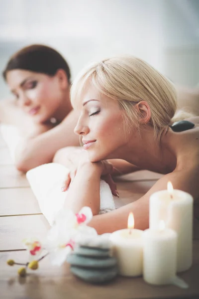 Duas jovens mulheres bonitas relaxando e desfrutando no spa. Duas jovens mulheres bonitas relaxando — Fotografia de Stock