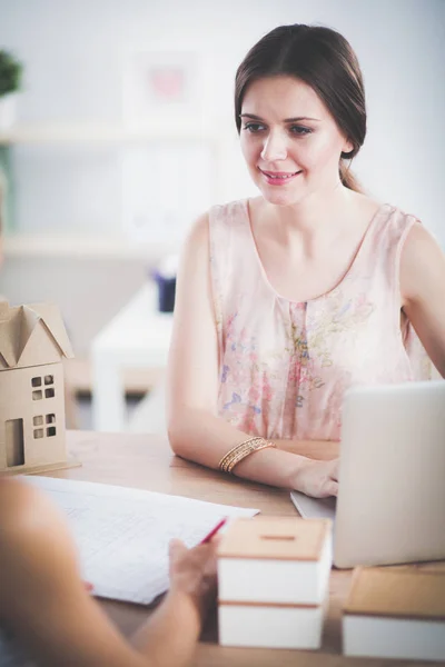 Attraktive Geschäftsfrau im Büro. Geschäftsfrau — Stockfoto