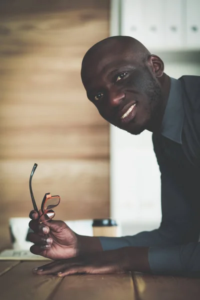 Retrato de un joven y guapo hombre de negocios negro. — Foto de Stock