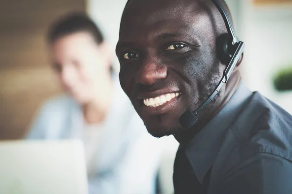 Portret van een Afro-Amerikaanse jonge zakenman met headset. — Stockfoto