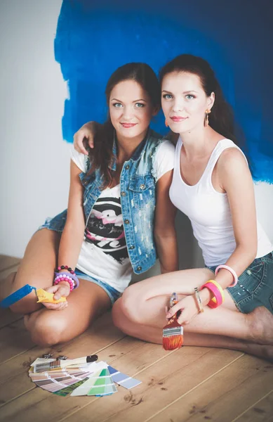 두 아름 다운 젊은 여자 하 고 벽화, 앉아. 두 아름 다운 젊은 여자. — 스톡 사진