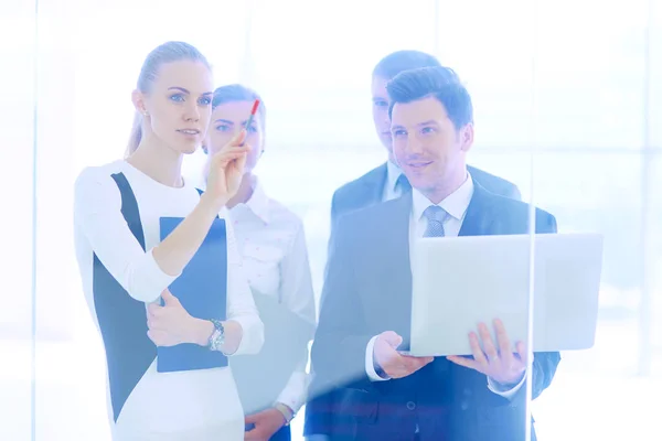 Grupp av affärsmän som gör presentation med laptop under mötet. Grupp av affärsmän — Stockfoto