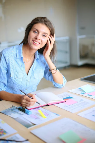 Une jeune femme assise à la table du bureau. Jeune femme . — Photo