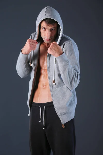 Profil bild av ung man tränar boxning. Personlig instruktör. Personlig träning. — Stockfoto