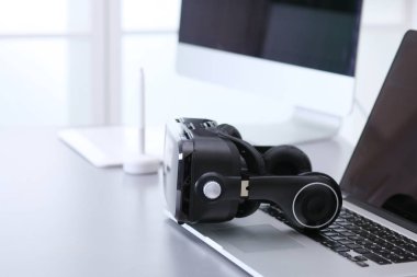 Bilgisayarlı sanal gerçeklik gözlükleri. İş. 3D teknoloji