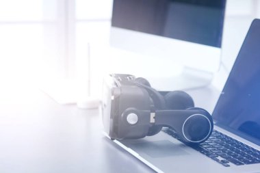 Bilgisayarlı sanal gerçeklik gözlükleri. İş. 3D teknoloji