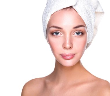 Kafasındaki bir havluyla yüzünü dokunaklı güzel kız portresi