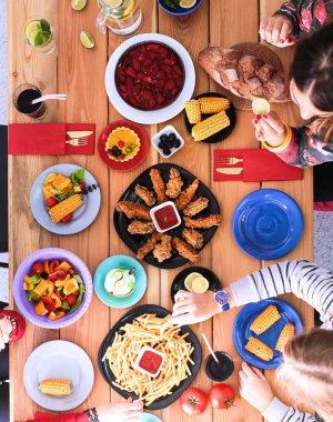 Yemek masasında içki içen insanlar.