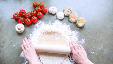 Hamur hazırlama tarifi ev yapımı ekmek, pizza ya da turta karışımı, mutfak masasının arkasında besin düzlüğü