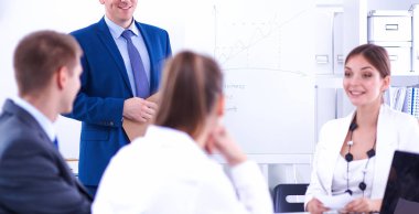 İş adamları iş toplantısında oturup tartışıyor.