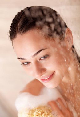 Genç beautyful kadın banyoda duş altında.