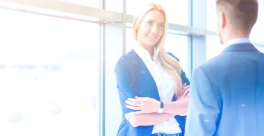 Birbirleri ile el sıkışan iki başarılı iş adamları. İki başarılı iş adamları