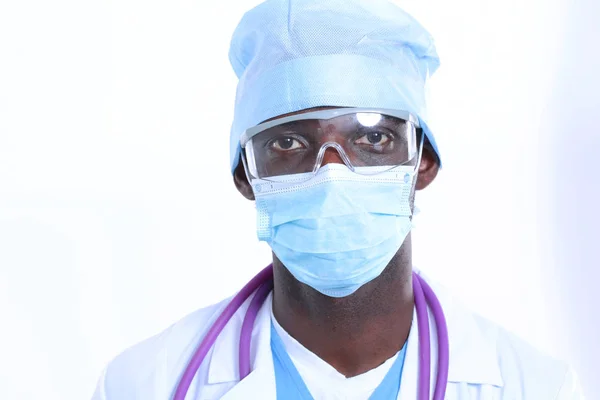 Retrato de un médico con máscara y uniforme. aislado sobre fondo blanco. Doctor.. — Foto de Stock
