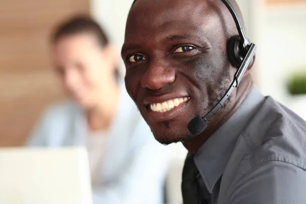 Porträt eines afroamerikanischen Geschäftsmannes mit Headset. — Stockfoto