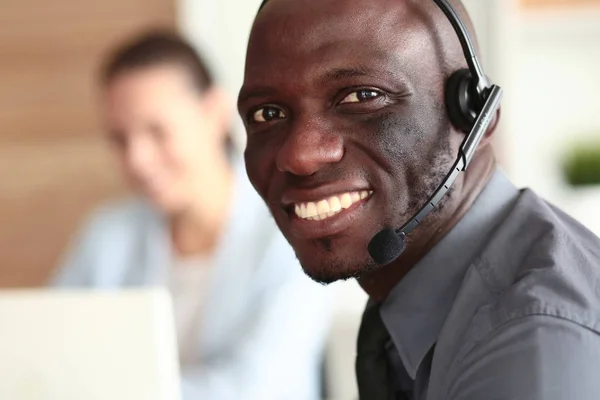 Portret van een Afro-Amerikaanse jonge zakenman met headset. — Stockfoto