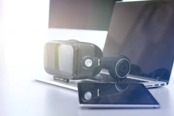 Virtuální realita brýle na stole s notebookem. obchod. 3D technologie — Stock fotografie