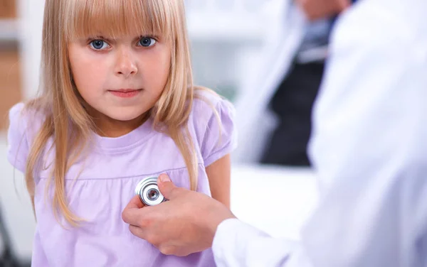 Женщина-врач осматривает маленькую девочку в больнице — стоковое фото