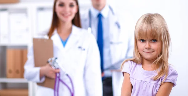 医生妇女检查一个小女孩在医院 — 图库照片
