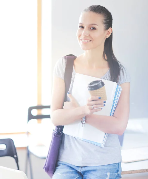 Retrato de una joven estudiante sosteniendo libros de ejercicios. Estudiante mujer — Foto de Stock