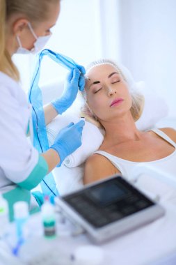 Kaşlar için kalıcı makyaj. Güzellik salonunda kalın kaşlı güzel bir kadın..