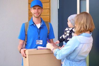 Hediye kutusu ile konfeti kutlama partisinde güzel mutlu kadınla. Doğum günü veya yeni yıl arifesi kavramı kutlama