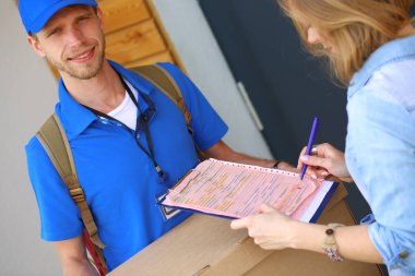 Hediye kutusu ile konfeti kutlama partisinde güzel mutlu kadınla. Doğum günü veya yeni yıl arifesi kavramı kutlama